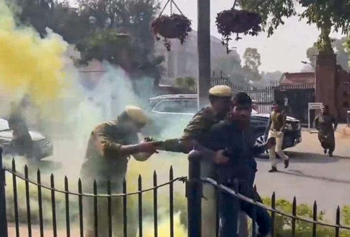 લોકસભાની અંદર હુમલો કરનાર બંને યુવકોને મૈસૂર બીજેપી સાંસદ પ્રતમ સિંન્હા પાસથી પ્રવેશ પાસ મળ્યા હતા.