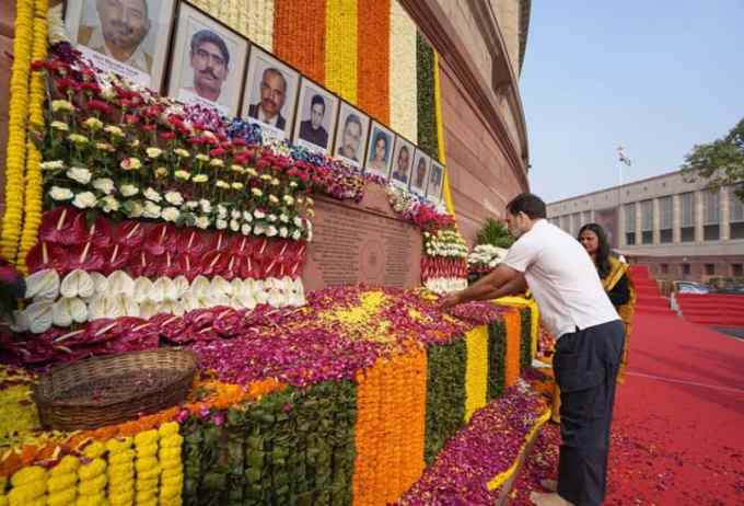 તમને જણાવી દઈએ કે બરાબર 22 વર્ષ પહેલા આજના દિવસે એટલે કે 13 ડિસેમ્બર 2001ના રોજ સંસદ પર આતંકવાદી હુમલો થયો હતો. આજે સંસદ સંકુલમાં પણ શહીદ થયેલા સુરક્ષા જવાનોને શ્રદ્ધાંજલિ આપવામાં આવી હતી. (તસવીરોઃ પીટીઆઈ)