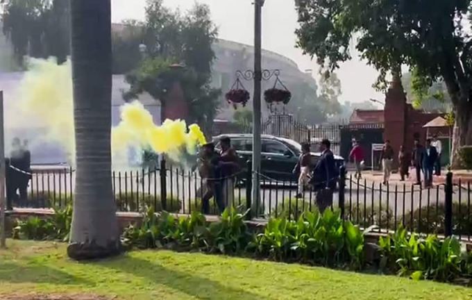 પોલીસે જે ચાર લોકોની અટકાયત કરી છે તેમના નામ સાગર, મનોરંજન, નીલમ અને અમોલ શિંદે છે. તેમના હુમલા પાછળનો હેતુ હજુ સુધી જાણી શકાયો નથી.