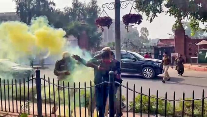 આવી જ ઘટના સંસદ પરિસરમાં આ જ ગૃહની બહાર બની હતી. અહીં પણ એક યુવક અને યુવતીએ આ જ રીતે સ્મોક એટેક કર્યો અને સૂત્રોચ્ચાર પણ કરવા લાગ્યા.