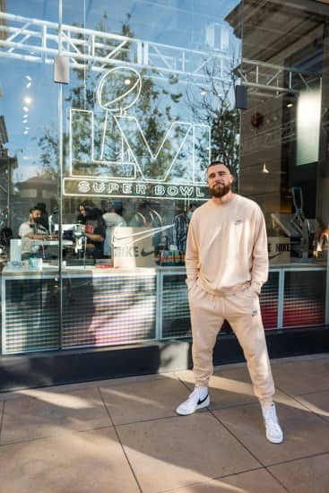 <strong>ટ્રેવિસ કેલ્સે</strong><br> ટ્રેવિસ કેલ્સ એ નેશનલ ફૂટબોલ લીગ સ્ટાર છે જે કેન્સાસ સિટી ચીફ્સ માટે રમે છે. આ વર્ષે તે તેની ડેટિંગ લાઇફને કારણે સમાચારમાં હતો. એવા સમાચાર હતા કે તે પ્રખ્યાત હોલીવુડ સિંગર ટેલર સ્વિફ્ટને ડેટ કરી રહ્યો છે. (ફોટો સ્ત્રોત: ટ્રેવિસ કેલ્સ/ફેસબુક)