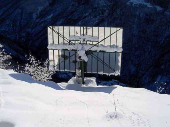 ગામના એક આર્કિટેક્ટ અને એન્જિનિયરે આ સમસ્યાનો ઉકેલ લાવવાનો રસ્તો શોધી કાઢ્યો જેથી ગામને સૂર્યપ્રકાશ મળે. તેણે ગામના મેયરની મદદથી વર્ષ 2006માં 1 લાખ યુરો (ભારતીય ચલણમાં 89 લાખ રૂપિયા) એકત્ર કર્યા હતા. (ફોટો સ્ત્રોત: visitossola.it)