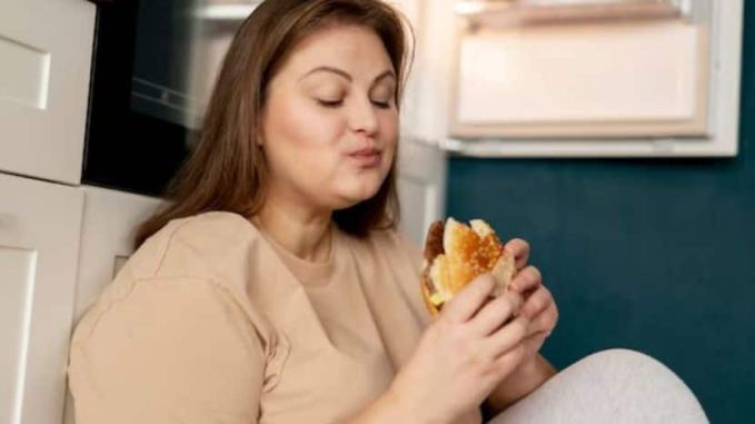 એક્સપર્ટ કહ્યું કે, દિવાળી પછી વજન વધારવાના તણાવમાં રહેલા લોકોને કહે છે, "સૌપ્રથમ વાત એ છે કે જ્યારે મીઠાઈ ખાવાની વાત આવે ત્યારે તમે તમારા મનને નિયંત્રિત કરો અને સ્વીટ ઓછી ખાવી પણ એટલી જ મહત્વપૂર્ણ છે. (ફોટો: ફ્રીપિક)