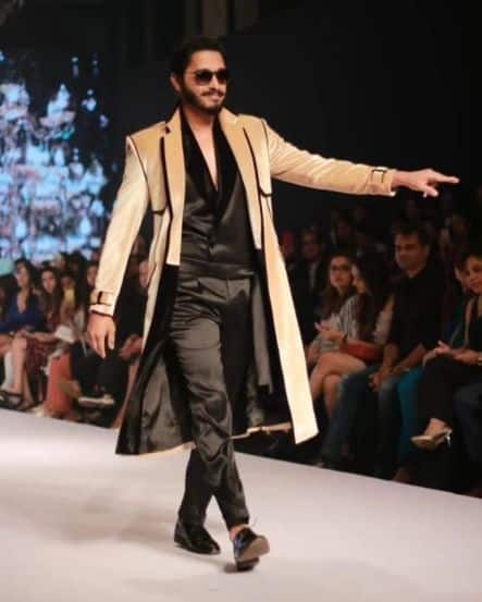 બોલિવૂડ એક્ટર શ્રેયસ તલપડે (47)ને ગઈકાલે એટલે કે 14મી ડિસેમ્બરની સાંજે હાર્ટ એટેક આવ્યો હતો. તેણે આખો દિવસ તેની આગામી ફિલ્મ 'વેલકમ ટુ ધ જંગલ'નું શૂટિંગ કર્યું. આ પછી તેને એટેક આવ્યો અને તે બેભાન થઈ ગયો. <br>