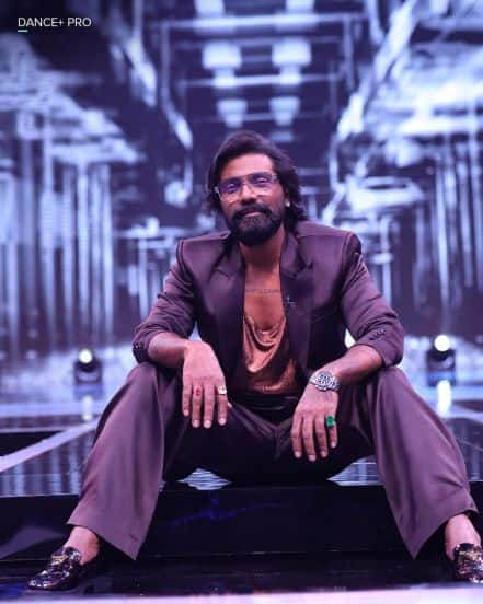 ફેમસ કોરિયોગ્રાફર અને ડાયરેક્ટર રેમો ડિસોઝાને 45 વર્ષની ઉંમરે હાર્ટ એટેક આવ્યો હતો. 2020 માં, તેમને હાર્ટ એટેક આવ્યો, ત્યારબાદ તેમને હોસ્પિટલમાં દાખલ કરવામાં આવ્યા. આ પછી, તેની એન્જિયોપ્લાસ્ટી કરવામાં આવી.