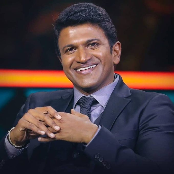 કન્નડ સુપરસ્ટાર પુનીત રાજકુમારનું 29 ઓક્ટોબરે 46 વર્ષની વયે હાર્ટ એટેકના કારણે નિધન થયું હતું. પુનીત રાજકુમારને સવારે છાતીમાં દુખાવો ઉપડ્યો હતો, ત્યારબાદ તેને ગંભીર હાલતમાં બેંગલુરુની વિક્રમ હોસ્પિટલમાં લઈ જવામાં આવ્યો હતો.