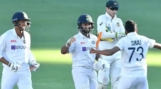 વિકેટકીપર બેટ્સમેન તરીકે ભારતીય ટીમ માટે ટેસ્ટમાં વ્યક્તિગત રીતે સૌથી વધુ રન બનાવવાનો રેકોર્ડ ર્ષઋભ પંતના નામે છે. તેણે 2019માં ઓસ્ટ્રેલિયા સામે 159* રનની સર્વોચ્ચ ઈનિંગ્સ રમી હતી. વિદેશમાં ભારતના છ વિકેટકીપરે ટેસ્ટમાં સદી ફટકારી છે.