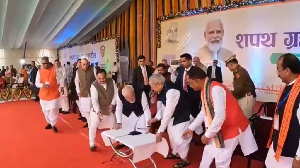 PM Modi : શપથગ્રહણ સમારોહના સ્ટેજ પર જાતે જ ટેબલ ખસેડવા લાગ્યા પીએમ નરેન્દ્ર મોદી, સાદગી પર ફિદા થયા લોકો