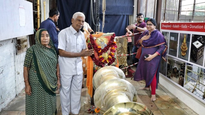 અયોધ્યાના રામ મંદિરના શિખર પર ગુજરાતના અમદાવાદમાં બનેલા ધ્વજ દંડ મંદિરની શોભા વધારશે. રામ મંદિરના મુખ્ય ધ્વજદંડનું નિર્માણ અમદાવાદમાં ગોતા સ્થિત એક ફેક્ટરીમાં કરવામાં આવ્યું છે. (Express photo by Nirmal Harindran)