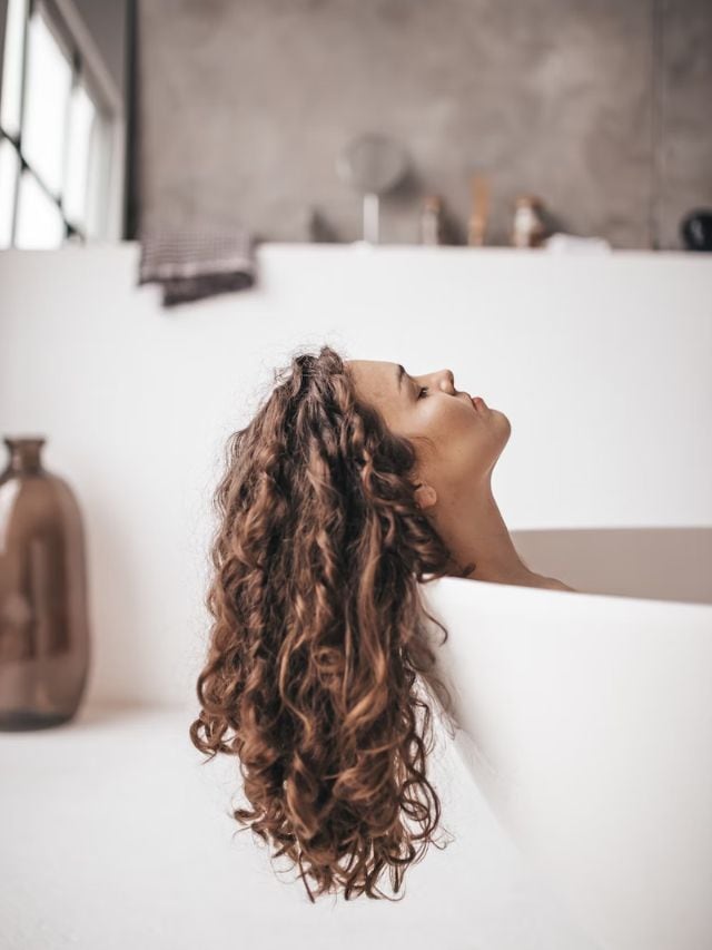 જયારે આપણે યુવાન હોઈએ ત્યારે તમારા વાળ બેસ્ટ હોય છે. પંરતુ જેમ જેમ આપણી ઉંમર થાય છે તેમ તેમ વાળ સફેદ થવા, ખરવા અને પાતળા થવા જેવી સમસ્યાઓ થવા લાગે છે.