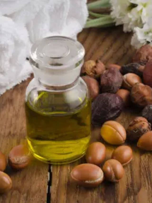 <strong>2. આર્ગન તેલ</strong><br>આર્ગન તેલમાં વિટામીન A, C અને Eનું પ્રમાણ વધુ હોય છે. આ સાથે એન્ટીઓક્સીડેન્ટ અને ઓમેગા 6 ફેટી એસિડ પણ મળે છે.