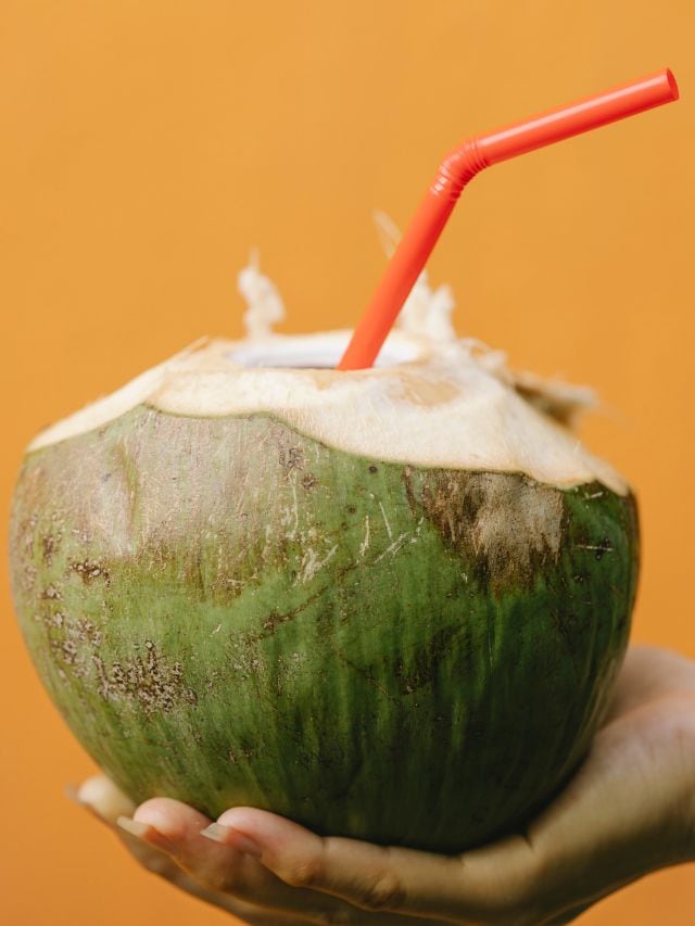 નાળિયેર પાણી એક આદર્શ પીણું છે જેનું સેવન દરેક ઋતુમાં કરી શકાય છે. નાળિયેર પાણી કુદરતી ઇલેક્ટ્રોલાઇટ્સના પાવરહાઉસ તરીકે ઓળખાય છે.