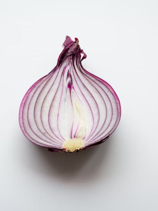 <strong>3. ડુંગળી તેલ</strong><br> ડુંગળીનું તેલ ઘરે બનાવી શકાય છે. આ માટે નારિયેળના તેલમાં ડુંગળીના ટુકડા નાખીને તેલને ઉકાળો. ડુંગળીનો રંગ બદલાયા પછી, ફ્લેમ બંધ કરો અને સ્ટ્રેનરનો ઉપયોગ કરીને તેલને ગાળી લો.