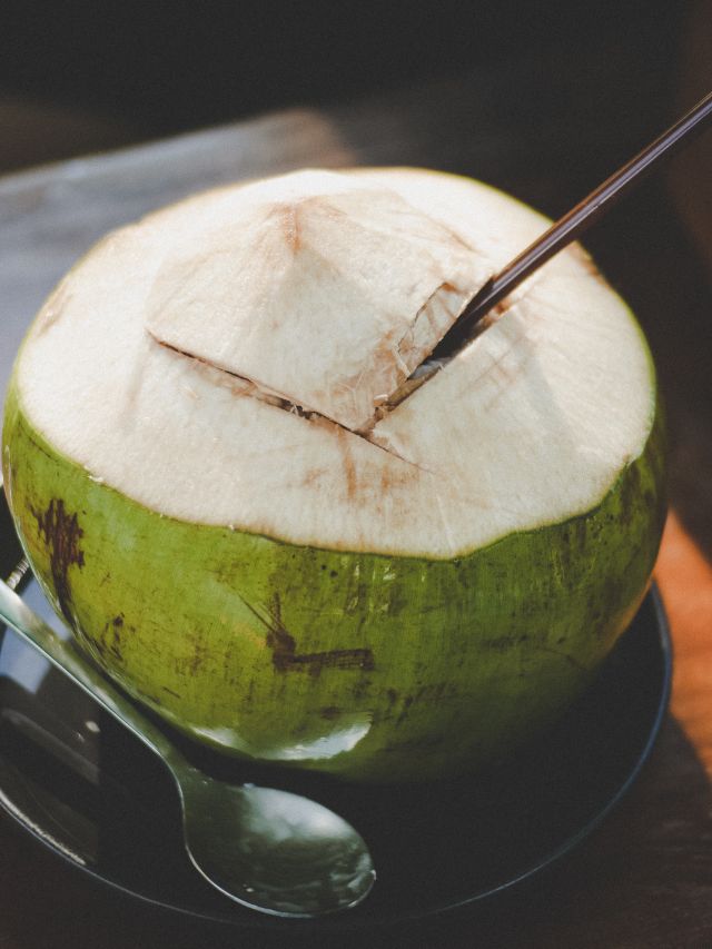 નાળિયેર પાણી પોટેશિયમ, સોડિયમ અને મેગ્નેશિયમ જેવા ઇલેક્ટ્રોલાઇટ્સથી પણ સમૃદ્ધ છે, જે શરીરમાંથી ગુમાવેલ પોષક તત્વોને ફરીથી ભરવામાં મદદ કરે છે.