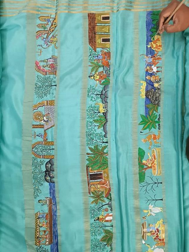 આ લઘુચિત્ર ચિત્રો પરંપરાગત "પટ્ટચિત્ર" સ્ટાઇલ માં બનાવવામાં આવ્યા હતા અને અયોધ્યામાં રામ મંદિરના ઉદ્ઘાટનના આલિયાએ પહેરેલ આ સાડી બનાવવામાં 100 કલાકનો સમય લાગ્યો હતો.