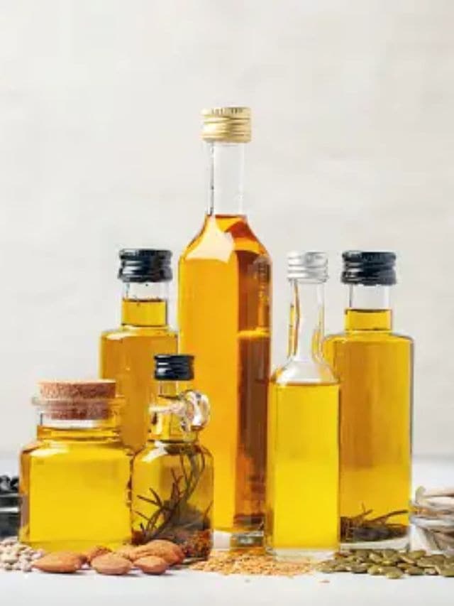 <strong>3. ડુંગળી તેલ</strong><br>ડુંગળીનું તેલ તમારા વાળ તેમજ માથાની ચામડી માટે ખૂબ જ ફાયદાકારક છે. આ તેલમાં એન્ટીઑકિસડન્ટો છે, તમારી ખોપરી ઉપરની ચામડીની કાળજી રાખે છે. તે ત્વચાના ચેપ/સમસ્યાઓની કાળજી લેવા માટે પણ કામ કરે છે