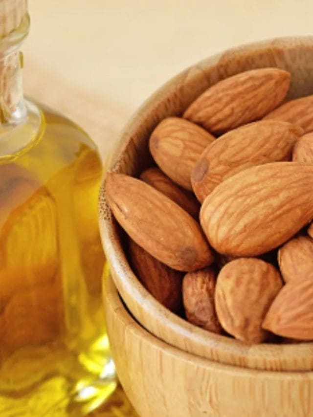 <strong>4. બદામનું તેલ</strong><br>બદામનું તેલ વાળ તૂટવાની અને ખરવાની ફરિયાદ બંધ કરે છે. તે સ્કેલ્પને નરમ બનાવવાનું પણ કામ કરે છે. આના શ્રેષ્ઠ લાભો મેળવવા માટે, સ્નાન કરતા પહેલા ઓછામાં ઓછા એક કલાક સુધી તમારા વાળમાં સહેજ ગરમ બદામનું તેલ મૂળથી છેડા સુધી લગાવો. 
