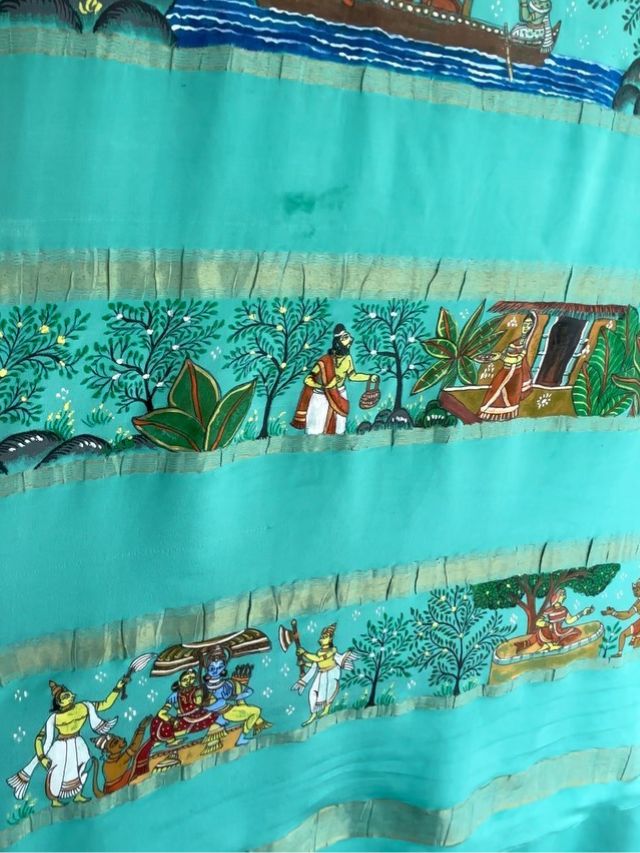 આ રામાયણ થીમ સાડીમાં શિવ ધનુષનું ભંગ, રાજા દશરથનું વચન, ગુહા સાથે હોડીમાં, સોનાનું હરણ, અપહરણ, રામ સેતુ, ભગવાન હનુમાન માતા સીતા અને રામ પટ્ટાબીષેકને વીંટી રજૂ કરે છે.