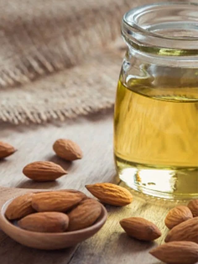 <strong>4. બદામનું તેલ</strong><br>પછી સ્નાન દરમિયાન તમારા વાળને સારી રીતે ધોઈ લો. તે તમારા વાળને ઘટ્ટ, નરમ અને ચમકદાર બનાવવામાં મદદ કરશે.