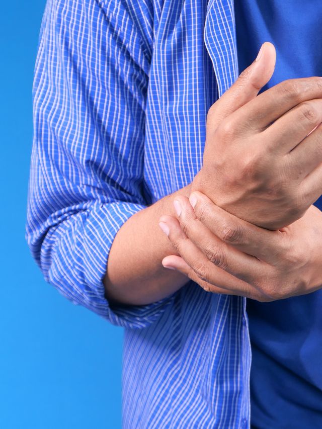 નારિયેળ પાણીમાં એન્ટીઓક્સીડેન્ટની સાથે કુદરતી ઈલેક્ટ્રોલાઈટ્સ હોય છે, જે લાંબા સમય સુધી શરીરમાં એનર્જી જાળવી રાખે છે. આ ઉપરાંત, નારિયેળ પાણી પીવાથી માંસપેશીઓ મજબૂત થાય છે.