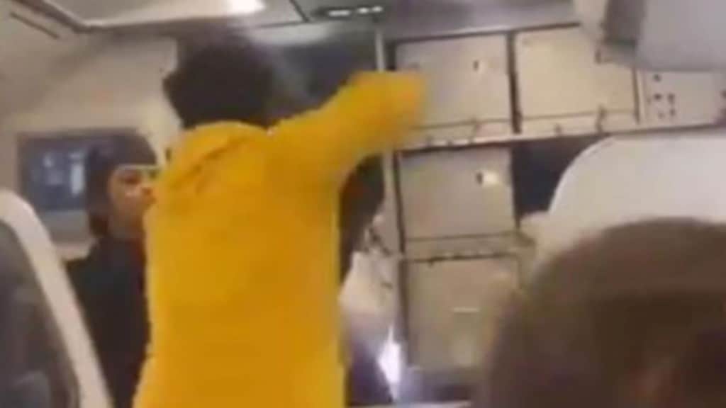 ફ્લાઇટ ઉડાનમાં વિલંબ, ગુસ્સે ભરાયેલા પેસેન્જરે ઇન્ડિગો પ્લેનમાં પાઇલટ પર કર્યો હુમલો, VIDEO વાયરલ ફ્લાઇટ ઉડાનમાં વિલંબ, ગુસ્સે ભરાયેલા પેસેન્જરે ઇન્ડિગો પ્લેનમાં પાઇલટ પર કર્યો હુમલો, VIDEO વાયરલ
