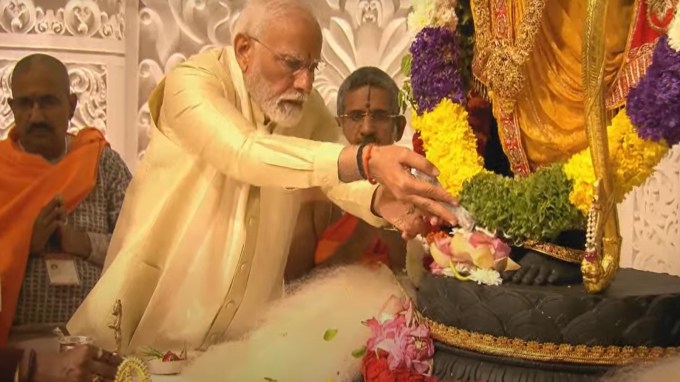 PM મોદી પ્રાણ પ્રતિષ્ઠા કાર્યક્રમ માટે હેલિકોપ્ટર દ્વારા અયોધ્યા પહોંચ્યા હતા. આ દરમિયાન પીએમઓએ હેલિકોપ્ટરથી શૂટ કરાયેલ અયોધ્યા રામ મંદિરનો વીડિયો શેર કર્યો જે સોશિયલ મીડિયા પર વાયરલ થઈ રહ્યો છે. તમને જણાવી દઈએ કે પીએમ મોદી છેલ્લા કેટલાક દિવસોથી માત્ર નારિયેળ પાણી પીતા હતા. (Photo - Social Media)