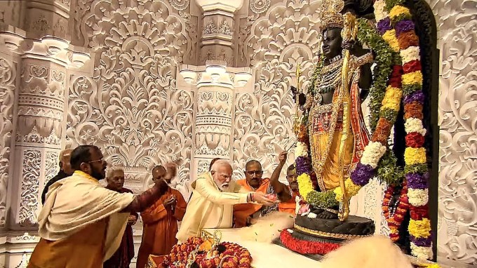 પીએમ મોદીએ કપાળ પર તિલક લગાવ્યું હતું. તેના હાથમાં નાડાછડી અને કાળો દોરો બાંધવામાં આવ્યો હતો. તેણે પોતાના ખિસ્સામાં ચમકતી પેન પણ રાખી હતી. લોકો પીએમ મોદીના વસ્ત્રોના વખાણ કરી રહ્યા છે. (Express Photo)