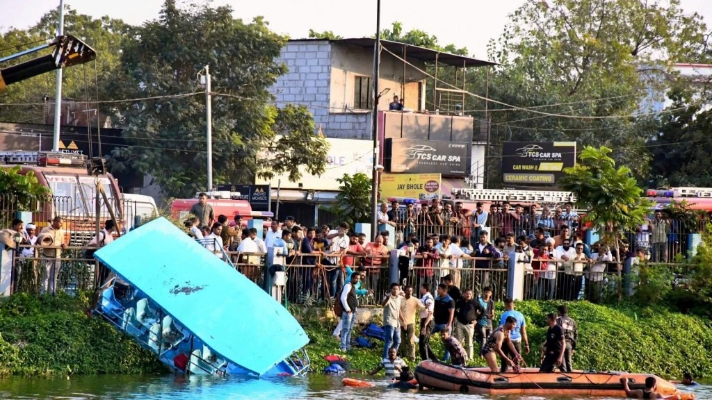 વડોદરા બોટ દુર્ઘટના : આરોપી ગોપાલ, પરેશ શાહને 8 દિવસની પોલીસ કસ્ટડી વડોદરા બોટ દુર્ઘટના : આરોપી ગોપાલ, પરેશ શાહને 8 દિવસની પોલીસ કસ્ટડી