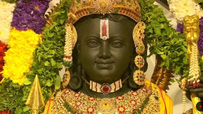 અયોધ્યામાં રામ મંદિરમાં રામલલ્લા બિરાજમાન થઈ ગયા છે. રામ મંદિરમાં રામ ભગવાનની મૂર્તિની પ્રાણ પ્રતિષ્ઠા કરી દેવામાં આવી છે. તેમની મૂર્તિ પરથી કપડું હટાવી લેવામાં આવ્યું છે. તો જોઈએ રામલલ્લાની અદ્દભૂત મૂર્તિના સંપૂર્ણ દર્શન કરીએ.