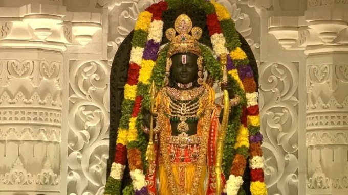 મૂર્તિમાં રામ ભગવાનની અનોખી આભાનો અનુભવ થાય છે. ભગવાન રામની આ મૂર્તિ બાળપણના સમયની છે. આ મૂર્તિની કોતરણી અત્યંત સુંદર અને આકર્ષક છે. શ્યામ વર્ણની રામજીની મૂર્તિ જોઈને દેશભરના તમામ લોકો ઉત્સાહિત થઈ ગયા છે. પીએમ નરેન્દ્ર મોદીની હાજરીમાં રામ મૂર્તિનું 22 જાન્યુઆરીએ પ્રાણ પ્રતિષ્ઠા કરવામાં આવી.