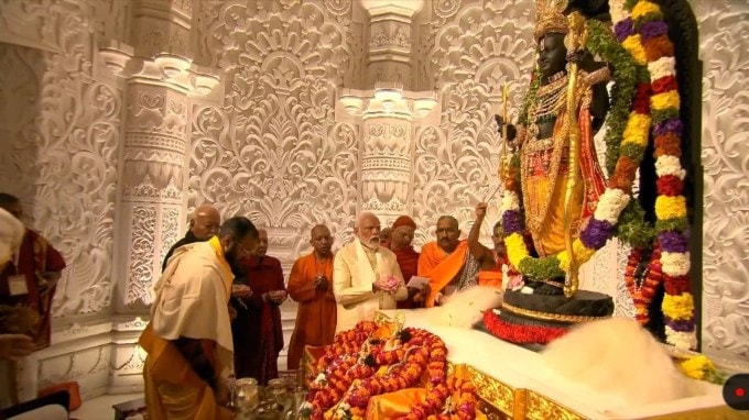 ભગવાન રામના મસ્તક પાસે સૂર્ય, સ્વસ્તિક, ઓમ, ગદા અને ચક્ર કોતરેલા છે. રામલલાની મૂર્તિમાં ભગવાન વિષ્ણુની સાથે તેમના 10 અવતાર મત્સ્ય, કૂર્મ, વરાહ, નરસિંહ, વામન, પરશુરામ, રામ, કૃષ્ણ, બુદ્ધ અને કલ્કિ પણ જોવા મળશે.