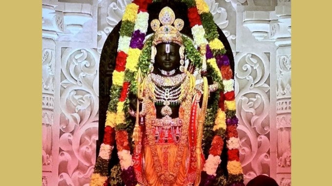 રોલી અને ચંદન લગાવવાથી પણ રામલલાની મૂર્તિની ચમક પર અસર નહીં થાય. મૂર્તિની નીચેની સપાટી પર તમને એક તરફ હનુમાનજી અને બીજી તરફ ગરુડ દેવના પણ દર્શન થશે.