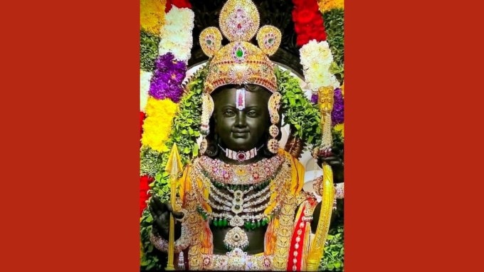 કાળા રંગથી બનેલી રામલલાની પ્રતિમાનું આયુષ્ય હજારો વર્ષ માનવામાં આવે છે કારણ કે કાળો પથ્થર વર્ષો સુધી સારી સ્થિતિમાં રહે છે. કર્ણાટકના શિલ્પકાર અરુણ યોગીરાજ દ્વારા પ્રભુ શ્રી રામના બાળ સ્વરૂપની પ્રતિમા બનાવવામાં આવી છે.