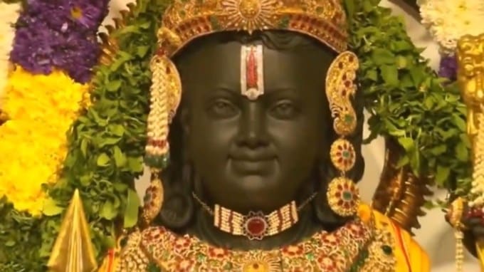 પ્રતિમાને 4.24 ફૂટ ઉંચી બનાવવામાં આવી છે. રામલલાની મૂર્તિ 3 ફૂટ પહોળી છે, જેનું વજન આશરે 200 કિલો છે. રામલલાની મૂર્તિમાં પાંચ વર્ષના બાળકની મનમોહક ઝલક જોવા મળે છે, તેના ડાબા હાથમાં ધનુષ્ય અને બાણ છે અને જમણો હાથ આશીર્વાદની મુદ્રામાં છે.