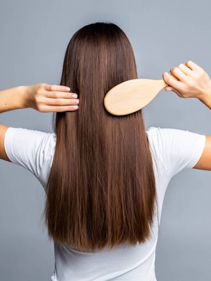 મુલતાની માટીમાં ક્લિનિંગ પ્રોપર્ટીઝ હોય છે જે વાળને ઊંડા સાફ કરવામાં મદદ કરે છે.