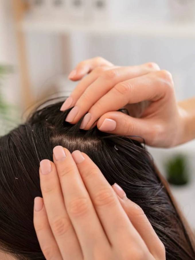 મુલતાની મિટ્ટીને દહીં અને લીંબુના રસમાં મિક્ષ કરીને લગાવવાથી ડેન્ડ્રફની સમસ્યા દૂર થઈ શકે છે.