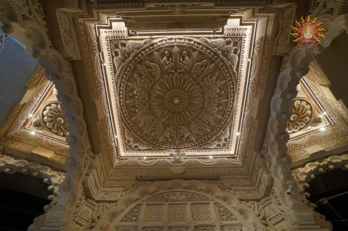 મંદિરની અંદર ભવ્ય કોતરણી કરવામાં આવી છે. મંદિરની દિવાલો અને છત પરની કોતરણી તમારું દિલ જીતી લેશે.