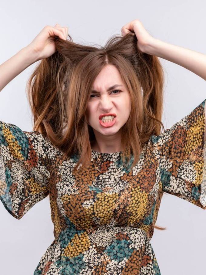 મુલતાની માટીમાં દહીં મિક્સ કરીને લગાવવાથી તમારા તૈલી વાળની સમસ્યા ઓછી થઈ શકે છે.