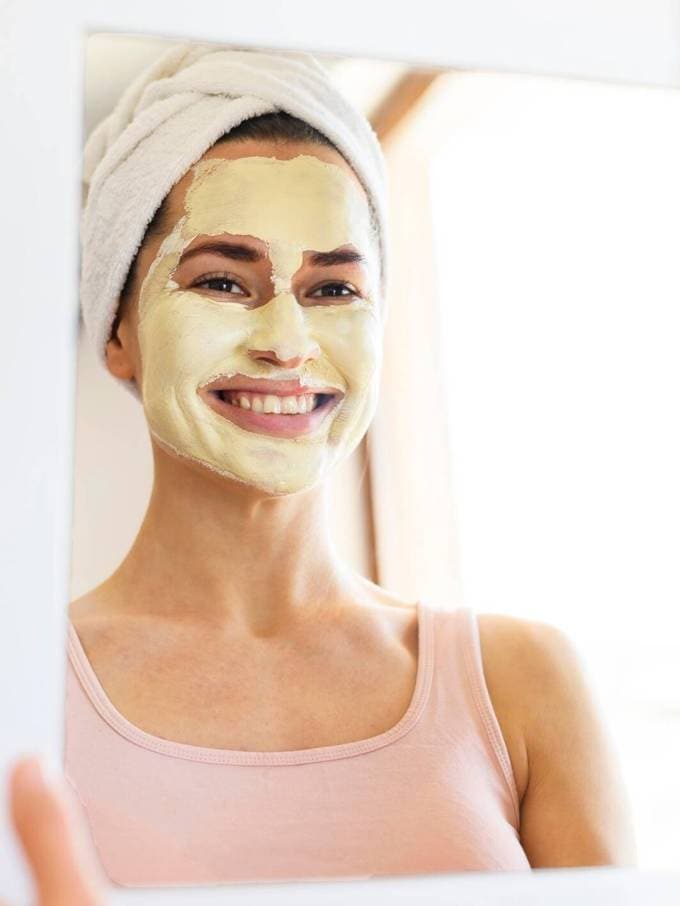 ચાલો તમને જણાવીએ કે મુલતાની માટી વાળમાં લગાવવાના 6 ફાયદા શું છે -