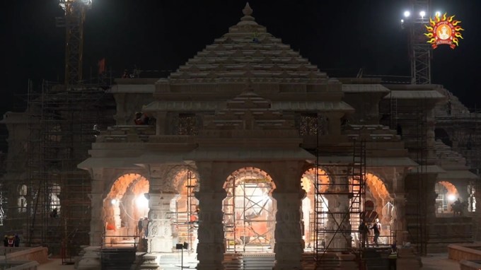 અયોધ્યાનું રામ મંદિર લગભગ તૈયાર છે. 22 જાન્યુઆરીએ મંદિરનો અભિષેક થવાનો છે. આ બધાની વચ્ચે રામ જન્મભૂમિ તીર્થ ક્ષેત્ર ટ્રસ્ટે પોતાના સોશિયલ મીડિયા એકાઉન્ટ પર મંદિરની કેટલીક તસવીરો શેર કરી છે.