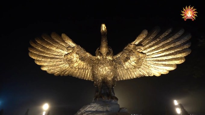 રામ મંદિરના પ્રવેશદ્વાર પર ગરુણની વિશાળ પ્રતિમા સ્થાપિત કરવામાં આવી છે. રાત્રે રોશનીમાં ઝગમગતી ગરુડ પ્રતિમાનો નજારો જોવાલાયક છે.