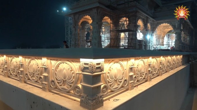 તમને જણાવી દઈએ કે, રામ મંદિરનું ગર્ભગૃહ પણ તૈયાર છે. આ સાથે રામ મંદિરમાં જે મૂર્તિની પ્રાણ પ્રતિષ્ઠા કરવામાં આવશે તેની પણ પસંદગી કરવામાં આવી છે.