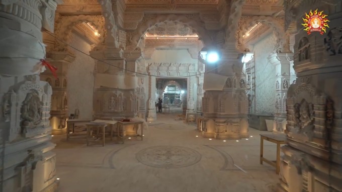 તમને જણાવી દઈએ કે, રામ મંદિરના દરવાજા 23 જાન્યુઆરીથી સામાન્ય જનતા માટે ખુલશે. એટલે કે પ્રાણ પ્રતિષ્ઠાના બીજા દિવસથી ભક્તો રામ લાલાના દર્શન કરી શકશે.<br> ( તસવીરો : @ShriRamTeerth/twitter)