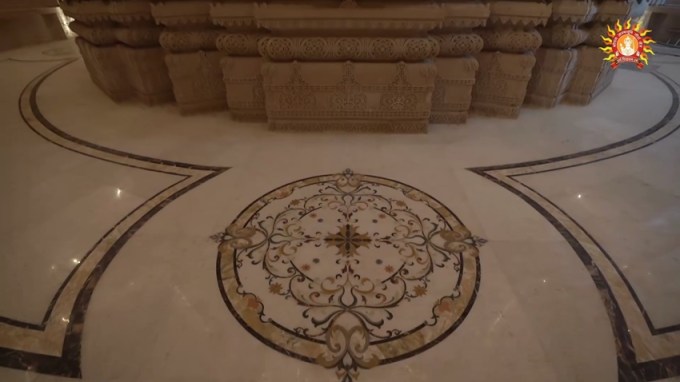 મંદિરના સ્તંભો, દિવાલો અને છત પર દેવી-દેવતાઓની મૂર્તિઓ કોતરેલી છે. મંદિરના ફ્લોર પર ડિઝાઇનિંગ પણ કરવામાં આવ્યું છે.