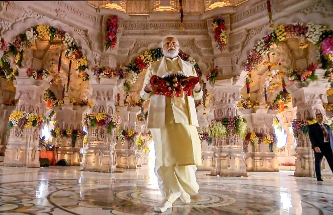 <strong>ધોતી - કુર્તામાં પીએમ મોદીનું ભક્તિ રૂપ</strong><br>વડાપ્રધા નરેન્દ્ર મોદીએ લાઇટ પિસ્તા કલરનો ગોલ્ડન કુર્તો પહેર્યો હતો. પિસ્તા કલરની કુર્તાની સાથે તેમણે ક્રીમ રંગની ધોતી પહેરી હતી. તેમણે કુર્તાની ઉપર પેસ્ટલ કલરની ગોલ્ડન કોટી પણ પહેરી હતી. આ ટ્રેડિશનલ લૂકને પરફેક્ટ કરવા માટે તેમણે ગળામાં લાઇટ વ્હાઇટ કલરનું ઉપવસ્ત્ર ધારણ કર્યુ હતુ. (Express Photo)