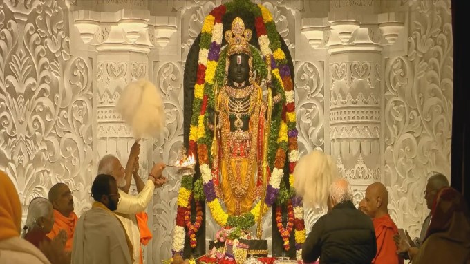 વડાપ્રધાન નરેન્દ્ર મોદીએ અયોધ્યા રામ મંદિરમાં ભગવાન રામ લલ્લાની પૂર્ણ ભક્તિ-ભાવ સાથે પ્રાણ પ્રતિષ્ઠા કરી હતી. રામ મંદિર પ્રાણ પ્રતિષ્ઠા નિમિત્તે પીએમ મોદીએ ભારતના પરંપરાગત વસ્ત્રો ધારણ કર્યા હતા. &nbsp;(Photo – Social Media)