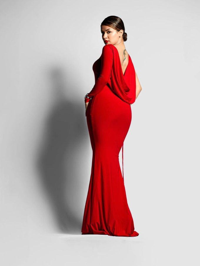 અવનિતએ જવેલરીમાં એક હાથમાં બ્રેસલેટ અને કાનમાં મીની ઈયરિંગ્સ પંસદ કરી છે. હેરસ્ટાઇલમાં તેણે સાઈડ બન સાથે લુક કમ્પ્લીટ કર્યો છે.