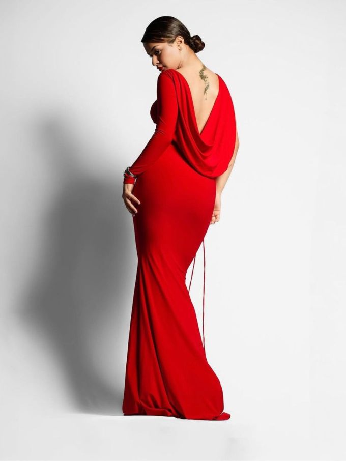 અવનિતએ રેડ લોન્ગ બેકલેસ ગાઉન પર ન્યૂડ મેકઅપ, મેચિંગ લિપસ્ટિક શેડ પસંદ કર્યો છે. જે એલિગન્ટ લાગે છે.