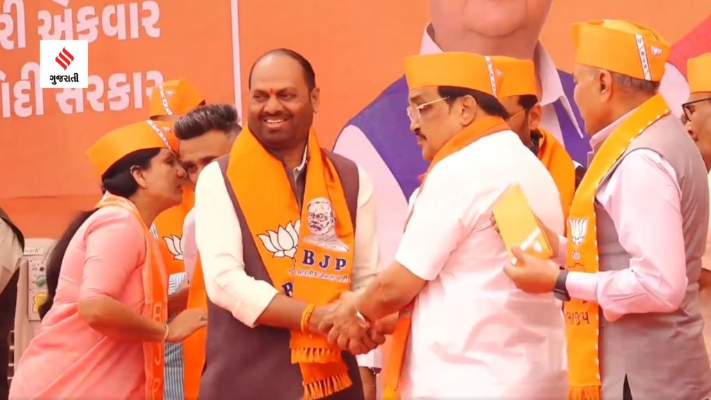 ગુજરાત : કોંગ્રેસ સાંસદ નારણ રાઠવા પુત્ર સંગ્રામ સાથે ભાજપમાં જોડાયા, છોટા ઉદેપુરથી 5 વખત લોકસભા ચૂંટણી જીતી ગુજરાત : કોંગ્રેસ સાંસદ નારણ રાઠવા પુત્ર સંગ્રામ સાથે ભાજપમાં જોડાયા, છોટા ઉદેપુરથી 5 વખત લોકસભા ચૂંટણી જીતી