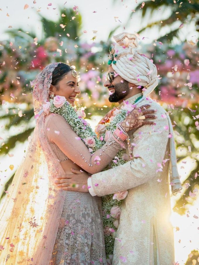 પરત ફર્યા ત્યારથી તેઓ તેમના ચાહકો અને ફોલોઅર્સ સાથે તેમના લગ્નના ફેસ્ટિવલથી લઈને પોતાની સુંદર તસવીરો શેર કરી રહ્યા છે. 